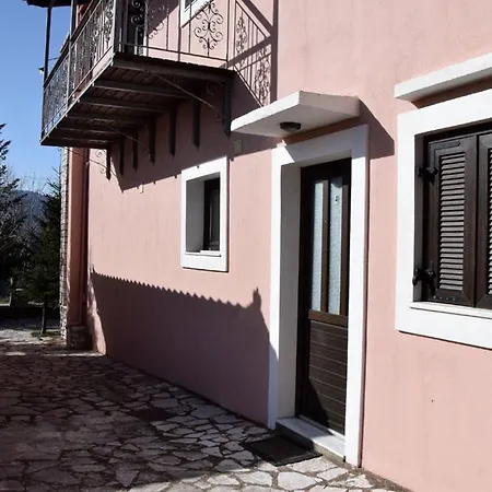 Mountain House Casa de hóspedes Karpenísion